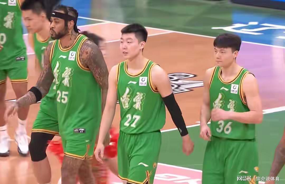 CBA又闹大笑话，辽宁队主场被坑了，裁判成最大笑料