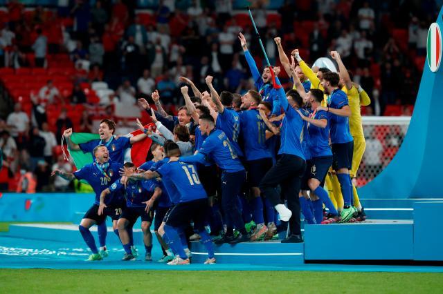 【人物】曼奇尼名帅进化论：从蓝衣弃儿到国家英雄